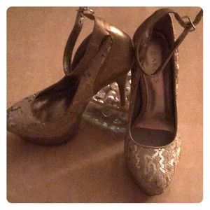 Sizzling hot GOLD sequence shoe 👠